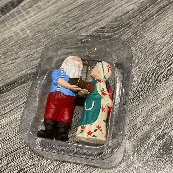 Hallmark | Mr. and Mrs. Claus: Gift Exchange (1992) - Vintage Keepsake Ornament - Picture 9 of 16